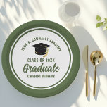 Militärische Graduiertengruppe der Armee Pappteller<br><div class="desc">Diese weiße und aristengrüne,  maßgeschneiderte Papiertafel der Graduierungsparty zeigt klassische Typografie Ihrer Militärakademie,  Oberschule oder Uni für die Klasse von 2025. Passen Sie mit Ihrem geschlossen Jahr unter der schicken weißen handgeschriebenen Drehbuch und schwarzen Graduiertenkappe für große personalisierte Graduiertendekoration.</div>