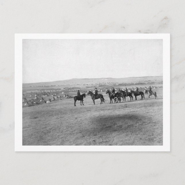 Militärische Männer besichtigen ein Fernlager auf  Postkarte (Vorderseite)