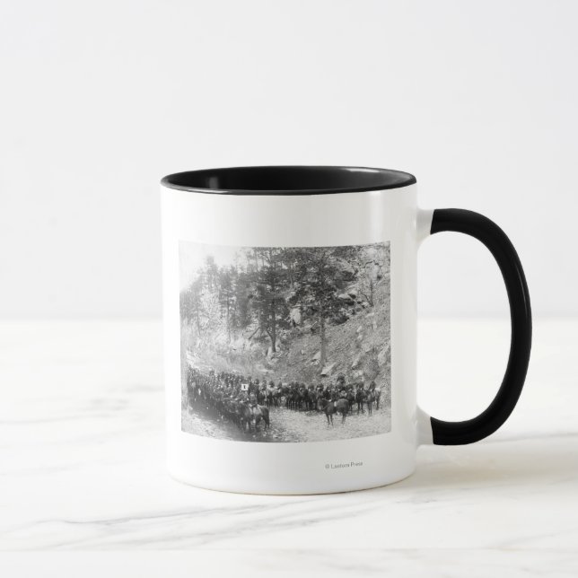 Militärische Männer in Reihen auf Pferderückenfoto Tasse (Rechts)
