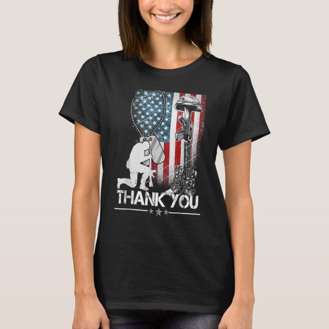 Militärische Stiefel des Gedenktages T-Shirt (Vorderseite)