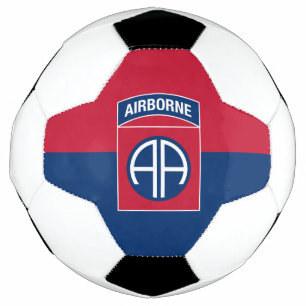 Militärischer Kriegsveteran der 82. Im Flugzeug Di Fußball