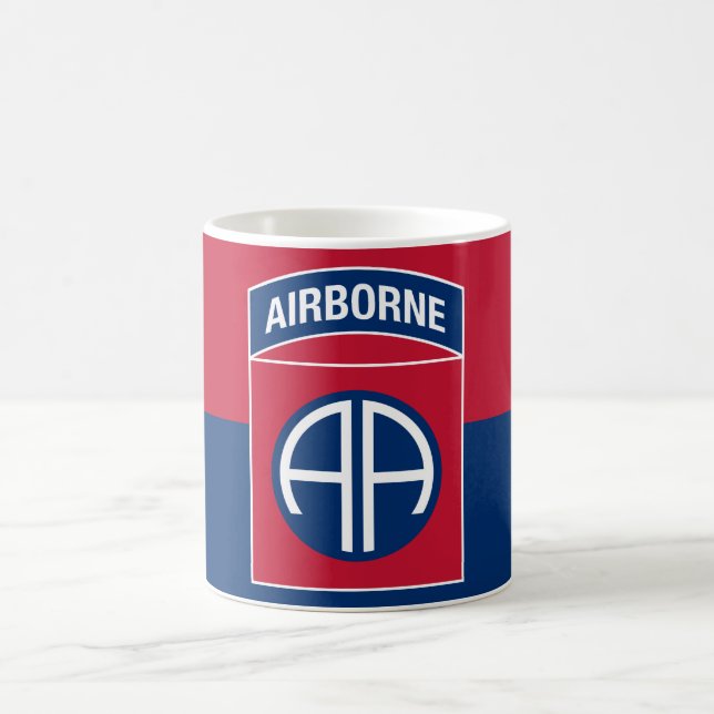 Militärischer Kriegsveteran der 82. Im Flugzeug Di Kaffeetasse (Mittel)
