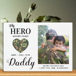 Militärischer Vater Mein Held trägt Camouflage Vät Fotoplatte<br><div class="desc">"Mein Held trägt Camouflage, und ich nenne ihn Daddy!"! Überraschen Sie Ihren Lieblings-Soldat und Papa mit dieser super personalisierten Foto-Plakette an diesem Tag Väter. Personalisieren Sie mit Ihrem bevorzugten Foto, in der Nachricht und dem Namen. Diese Soldaten-Väter-Tagesplakette wird ein Favorit aller militärischen, militärischen Söhne und Töchter, Armeefamilien und der militärischen...</div>