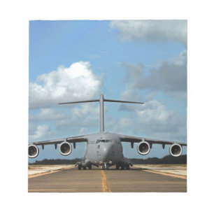 Militärisches Frachtflugzeug landet Notizblock