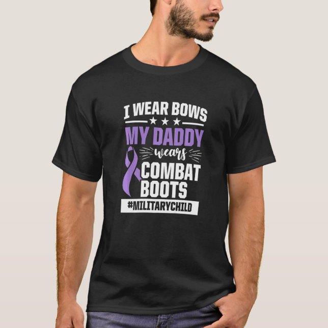 Militärkind Monat Lila Daddy Boots T-Shirt (Vorderseite)