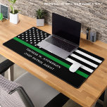 Militäroffizier Personalisiert dünne grüne Linie Schreibtischunterlage<br><div class="desc">Die US-amerikanische Flagge ist in der US-amerikanischen Fahne in den Farben Military Flag (Military Flag). Perfekt für Militär, Armee, Grenzschutz, Grenzschutz, Grenzschutz, Naturschützer, Parkwächter, Wildwarde, bundesstaatliche Strafverfolgung. Personalisieren Sie diese Thin Green Line-Schreibtischmat mit Namen und Titel. Ideal für Army Abschluss Geschenke, Werbeaktion Geschenke, Abteilung Schreibtisch Namen Teller für jeden Offizier....</div>