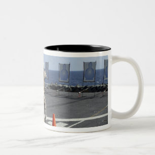 Militärpolizistzug mit dem Berretta M9 Zweifarbige Tasse
