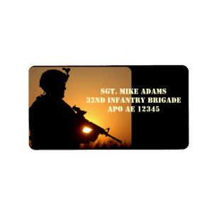 Militärsoldat mit Gewehr am Sonnenuntergang Adressaufkleber