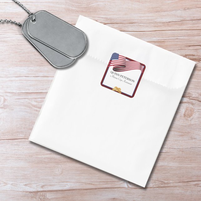 Military Retirement Flag Gold Crest Quadratischer Aufkleber (Von Creator hochgeladen)