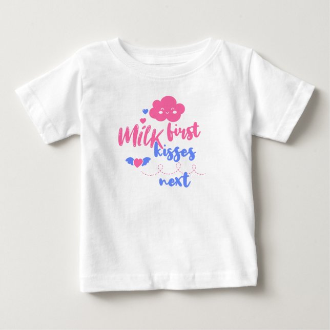 Milk first kisses next baby t-shirt (Vorderseite)