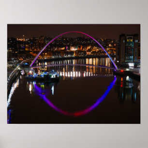 Millenium-Brücke bei Nacht über den Fluss Tyne Poster