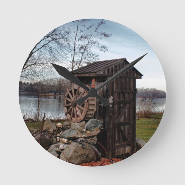 Milling about the old outhouse runde wanduhr (Vorderseite)