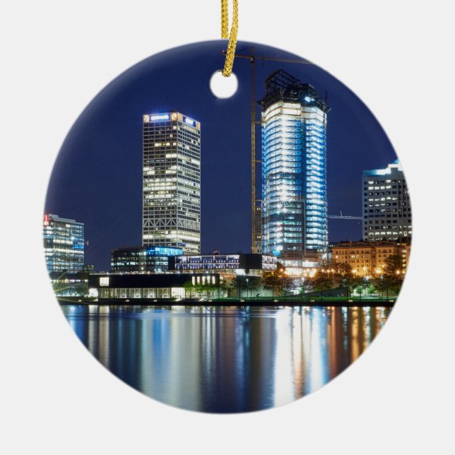 Milwaukee-Skyline nachts Keramik Ornament (Vorne)