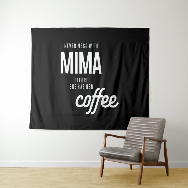 Mima darf nie angehen, bevor sie Kaffee hat Wandteppich (Beispiel (Horizontal))