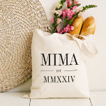 Mima römisches Jahr Tragetasche<br><div class="desc">Diese minimalistische Totentasche,  die eine schicke Oma feiert,  zeichnet sich durch eine minimalistische Tasche aus,  die "Mima" oder Ihre Wahl von Oma-Spitznamen in schwarzen Serifenschrift auszeichnet. Mit dem Jahr,  in dem sie zu einer Großmutter wurde,  in eleganten römischen Ziffern für eine schicke Touch.</div>