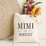 Mimi römisches Jahr Tragetasche<br><div class="desc">Diese minimalistische Totentasche,  die eine schicke Oma feiert,  zeichnet sich durch eine minimalistische Tasche aus,  die "Mimi" oder Ihre Wahl von Oma-Spitznamen in schwarzen Serifenschrift auszeichnet. Mit dem Jahr,  in dem sie zu einer Großmutter wurde,  in eleganten römischen Ziffern für eine schicke Touch.</div>