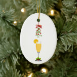 Mimosas und Mistletoweihnachtsfest Keramik Ornament<br><div class="desc">Mistletoe mit einem roten Band hängt über einem Mimosglas,  um an einen besondere Anlass an diesen Weihnachtsschmuck zu erinnern. Ideal für einen Weihnachts- oder Feiertagsbrunch oder ein Mimosen und Mistelosen Party! Verfügbar mit passenden Produkten.</div>