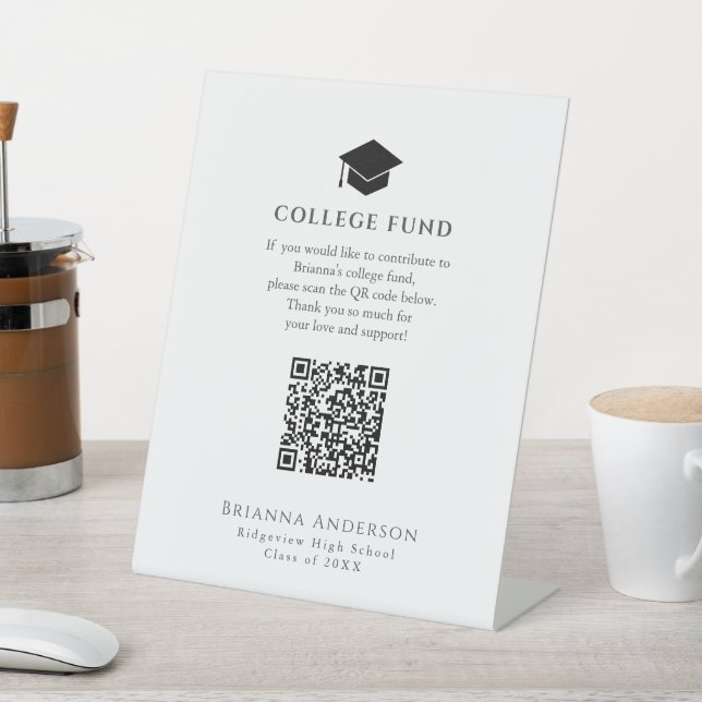 Mindestbetrag für die Uni von Graduierungsobergren Sockelschild (In SItu)