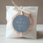 Mindestleaf | Blau und Weiß Vielen Dank Runder Aufkleber<br><div class="desc">Diese minimalen Blatt blau und weiß danke Ihnen Gastgeschenk Hochzeit Aufkleber sind perfekt für einen eleganten Hochzeitsfeier Empfang. Die Silhouette ist in Weiß gehalten, mit einem dunkelblauen Hintergrund und einem klassischen minimalistischen Stil. Personalisieren Sie die Aufkleber mit Ihren Namen, dem Ereignis (falls zutreffend) und dem Datum. Diese Aufkleber können für...</div>