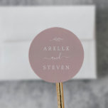 Mindestleaf | Dusty Rose Wedding Umschlag Aufklebe Runder Aufkleber<br><div class="desc">Diese kleinen,  staubigen Rose Hochzeitsfeiern sind perfekt für eine Hochzeit. Die Silhouette ist schlicht und in hellrot-rosa gehalten,  mit einem klassischen minimalistischen Stil. Personalisieren Sie das Etikett mit den Namen der Braut und des Bräutigams.</div>