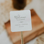 Mindestleaf | Olive Green Wedding Welcome Quadratischer Aufkleber<br><div class="desc">Diese minimalen Olivenblattaufkleber sind perfekt für eine elegante Hochzeit. Die Silhouette ist schlicht,  grün und mit einem klassischen minimalistischen Stil gestaltet. Personalisieren Sie diese Aufkleber mit dem Ort Ihrer Hochzeit,  Namen und Hochzeitsdatum. Diese Labels eignen sich ideal für Hochzeiten in Urlaubsort und Begrüßungstaschen für Hotelgäste.</div>