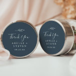Mindestleaf | Slate Blue Vielen Dank für Ihr Inter Runder Aufkleber<br><div class="desc">Diese minimalen Blatt Tonschiefer blau danke Ihnen Gastgeschenk Hochzeit Aufkleber sind perfekt für einen eleganten Hochzeitsfeier Empfang. Die Silhouette ist schlicht und grün in dunkelgraublau mit klassischem minimalistischem Stil. Personalisieren Sie die Aufkleber mit Ihren Namen, dem Ereignis (falls zutreffend) und dem Datum. Diese Aufkleber können für Hochzeitsempfang, Brautparty oder jede...</div>