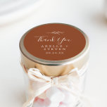 Mindestleaf | Terracotta Vielen Dank für Ihre Unte Runder Aufkleber<br><div class="desc">Diese minimalen Blatt Terracotta Dankeschön Gastgeschenk Hochzeit Aufkleber sind perfekt für einen boho Hochzeitsempfang. Die Silhouette ist schlicht und besteht aus einem grünen Blatt in erdbrauner Orange mit minimalistischem Wüstenböhmischen Stil. Personalisieren Sie die Aufkleber mit Ihren Namen, dem Ereignis (falls zutreffend) und dem Datum. Diese Aufkleber können für Hochzeitsempfang, Brautparty...</div>
