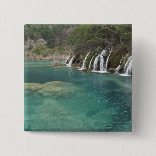 Mineralablagerungen bilden Wasserfälle und klares Button