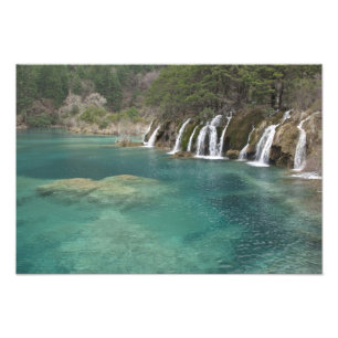 Mineralablagerungen bilden Wasserfälle und klares Fotodruck