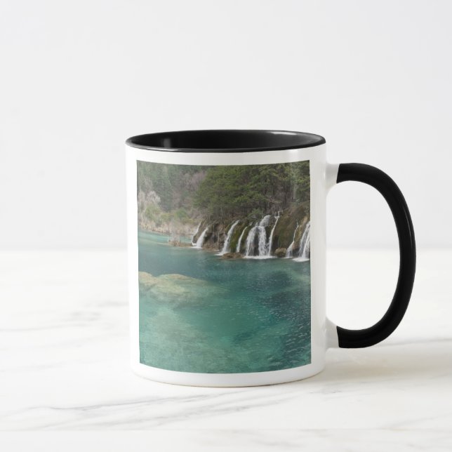 Mineralvorkommen machen Wasserfälle und klare Tasse (Rechts)