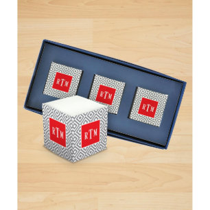 Mini cubes décorés d'un monogramme en note de