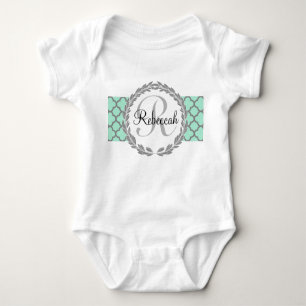 Mini Green Hübsch Monogramm Baby Strampler