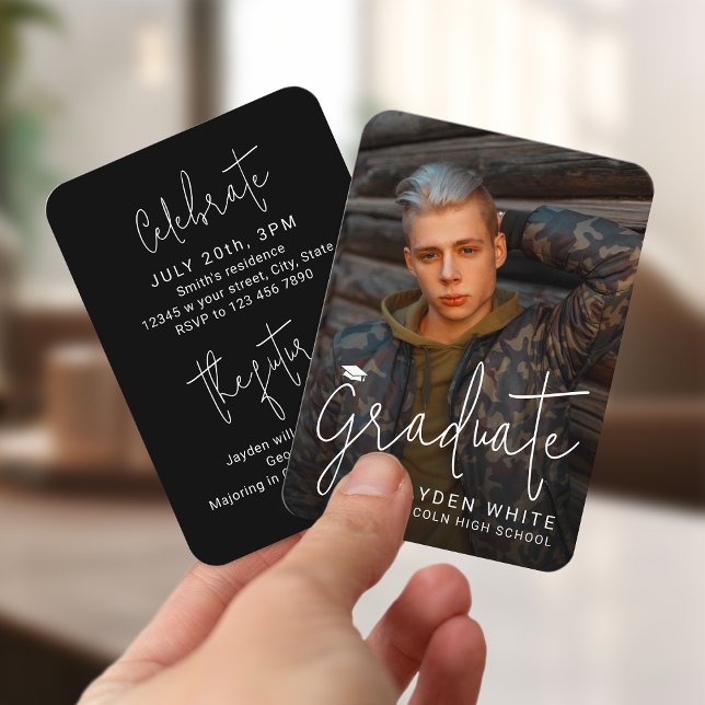 Mini noir moderne script photo Invitation de gradu (Mini Black Modern Script Photo Graduation Invite)