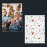 Mini Poinsettia Greenery Frohe Weihnachtsfeier Fot Mitteilungskarte<br><div class="desc">Suchen Sie eine schöne und einzigartige Urlaubskarte, die Sie in diesem Jahr an Ihre Freunde und Familie schicken können? Schauen Sie nur auf unsere Mini Poinsettia Greenery Frohe Weihnachts Foto Note Card! Diese 3.5x2.5-Karte ist einfach und feierlich und bietet Ihr liebstes, vollblütiges Foto in dunkelfarbenem, mit "Frohe Weihnachten" überlagertes, weiße...</div>