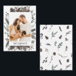 Mini Winter Pine Berry Foto Mitteilungskarte<br><div class="desc">Mit unserem neuen Mini Modern Winter Family Foto Frohe Weihnachtskarte! Diese 3.5x2.5-Karte zeichnet sich durch Ihr bevorzugtes vertikales (porträtorientiertes) Foto aus, perfekt arrangiert mit einer trendigen, lockeren Anordnung von botanischen Elementen wie Kiefern- und Beerenrahmen. Es ist leicht personalisiert und alle Textfelder können nach Ihren Wünschen bearbeitet werden. Mit dieser Urlaubskarte...</div>