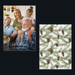 Mini Winter Pine Cone Berry Foto Frohe Weihnachten Mitteilungskarte<br><div class="desc">Suchen Sie eine schöne und einzigartige Urlaubskarte, die Sie in diesem Jahr an Ihre Freunde und Familie schicken können? Schau nicht weiter als unsere Mini Winter Pine Cone Berry Foto Frohe Weihnachtskarte! Diese einfache und elegante 3.5x2.5-Karte zeigt Ihr Lieblings-Vollblut-Foto in dunklem bis dunklem Ton, überlagert mit "Frohe Weihnachten" in einem...</div>