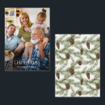 Mini Winter Pine Cone Berry Foto Frohe Weihnachten Mitteilungskarte<br><div class="desc">Suchen Sie eine schöne und einzigartige Urlaubskarte, die Sie in diesem Jahr an Ihre Freunde und Familie schicken können? Schau nicht weiter als unsere Mini Winter Pine Cone Berry Foto Frohe Weihnachtskarte! Diese einfache und elegante 3.5x2.5-Karte zeigt Ihr Lieblings-Vollblut-Foto in dunklem bis dunklem Ton, überlagert mit "Frohe Weihnachten" in einem...</div>