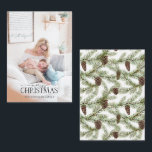 Mini Winter Pine Cone Berry Frohe Weihnachtsfest F Mitteilungskarte<br><div class="desc">Suchen Sie eine schöne und einzigartige Urlaubskarte, die Sie in diesem Jahr an Ihre Freunde und Familie schicken können? Schau nicht weiter als unsere Mini Winter Pine Cone Berry Frory Weihnachts Foto Note Card! Diese schlichte und elegante 3.5x2.5-Karte verfügt über Ihr liebstes, helles Foto, überlagert mit "Frohe Weihnachten" in einem...</div>