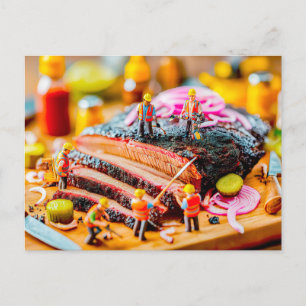Miniaturarbeiter, die Thunfischsteak grillen Feiertagspostkarte