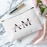 Minimal anfangs und Personalisiert Zubehörtasche<br><div class="desc">Reisen Sie stilvoll mit dieser Minimal Pastel Pink Initial & Personalisiert Duffle Tasche. Dieses elegante und minimalistische Design ist perfekt für Wochenendaufenthalte, Gymnastiksitzungen oder den Tagesablauf geeignet. Der weiche pastellrosa Hintergrund verleiht der Touch Eleganz und Weiblichkeit, während der personalisierte Anfangs- oder Name sie einzigartig macht. Diese Tasche aus hochwertigen Materialien...</div>
