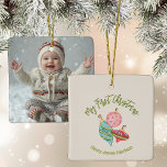 Minimal Baby's erstes Weihnachtsgeschlecht neutral Keramikornament<br><div class="desc">Minimale,  geschlechtsneutrale Kinderschmuck personalisierter Weihnachtskuchenschmuck mit Foto auf der Rückseite. Erstellt aus einer Hand gezeichnet skurrile Weihnachtsschmuck. Originelle Kunst von Leslie Larson.</div>