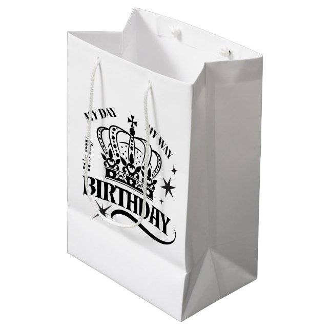 Minimal Black Crown Birthday Typography White Mittlere Geschenktüte (Vorderseite Schrägansicht)