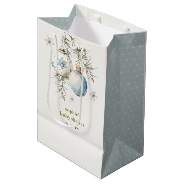 Minimal Blue Winter Weihnachten Babydusche Mittlere Geschenktüte (Vorderseite Schrägansicht)