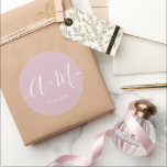 Minimal blush pink Monogram Script Hochzeit Runder Aufkleber<br><div class="desc">Erhöhen Sie Ihre Hochzeitdetails mit dem Minimalistischen Monogram Script Custom Wedding Date Sticker. Dieser elegante und personalisierte Aufkleber fügt Ihrem Hochzeitsgeschenk eine Touch von Eleganz hinzu, sodass Sie Ihr Mono- und Hochzeitsdatum auf einfache, aber wirkungsvolle Weise präsentieren können. Weiße Typografie-Skript auf rot-rosa. Der Aufkleber zeichnet sich durch ein minimalistisches Skriptdesign...</div>