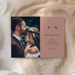 Minimal Chic | Black on Terracotta Foto Vielen Dan Postkarte<br><div class="desc">Diese eleganten,  modernen Hochzeitsdanken sind mit Postkarten in einem schlichten Schwarz-Terrakotta-Textdesign gestaltet,  das minimalistischen Stil ausstrahlt,  mit Ihrem bevorzugten persönlichen Foto für Hochzeiten. Fügen Sie Ihre Initialen oder Monogramme hinzu,  um sie komplett zu Ihrem eigenen zu machen.</div>