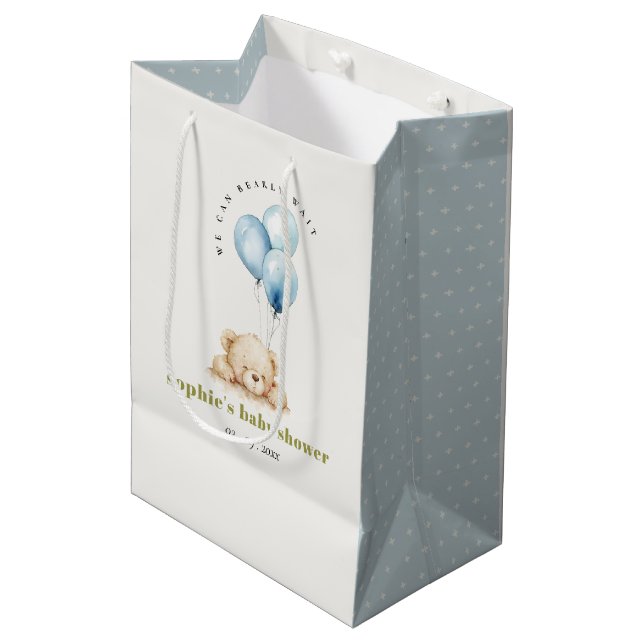 Minimal Chic Blue Bearly Wait Balloon Baby Dusche Mittlere Geschenktüte (Vorderseite Schrägansicht)