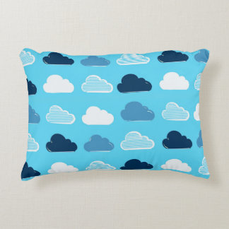 Minimal Clouds Pattern – Blue Sky Vibes Dekokissen