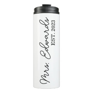 Minimal Cursive Frau Custom Nachname Hochzeitsgesc Thermosbecher