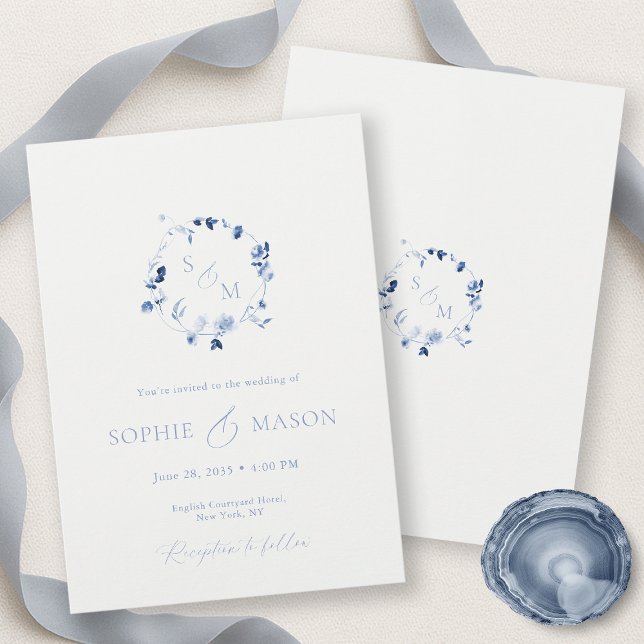 Minimal Dusty Blue Monogram Wreath Wedding  Einladung (Von Creator hochgeladen)