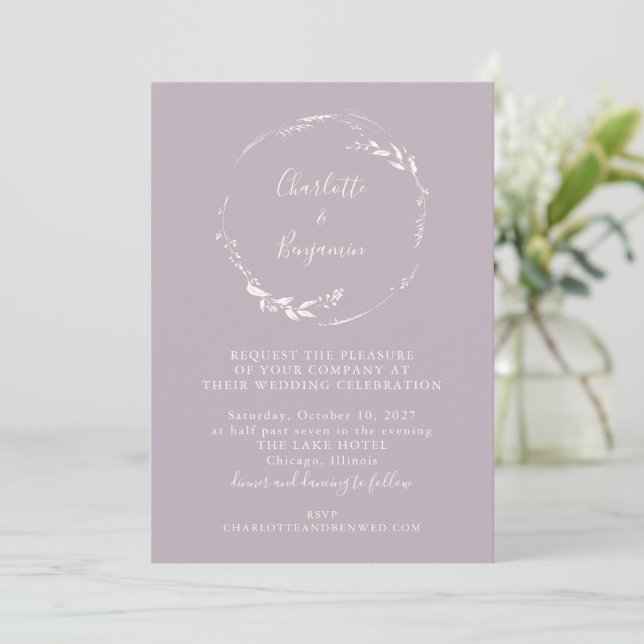 Minimal Dusty Lilac Floral Wreath Script Hochzeit Einladung (Stehend Vorderseite)